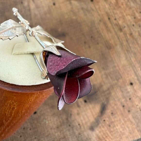 Vintage Unsigned Ruby Red Rose Pin Brooch Gold Tone 3” - Picture 10 of 10